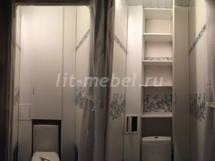 Белый узкий шкаф для туалета